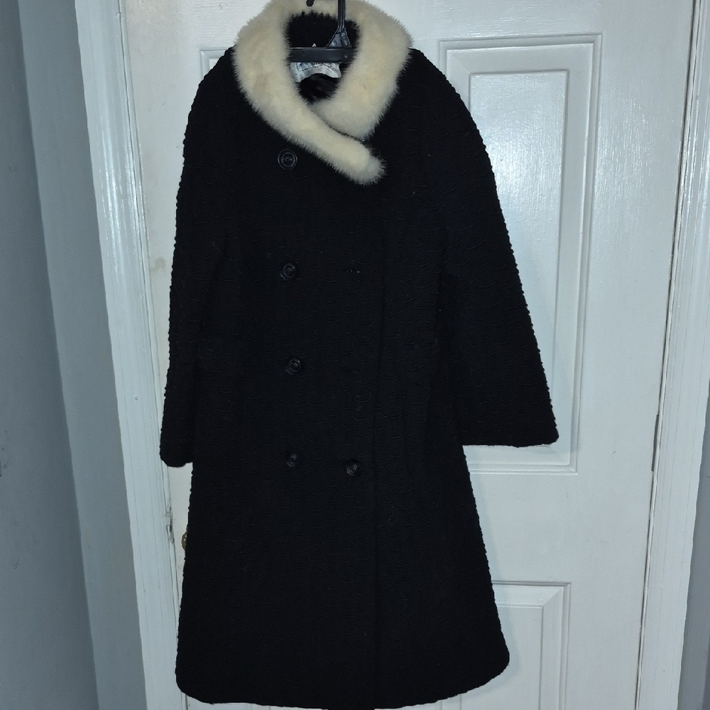 Elegant Black Coat with Cream Fur Collar